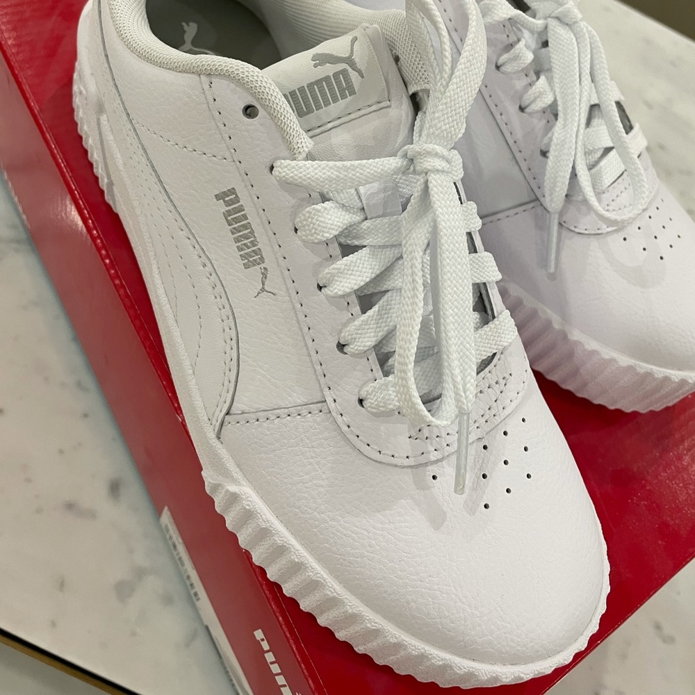 PUMA Ladies white sneakers!